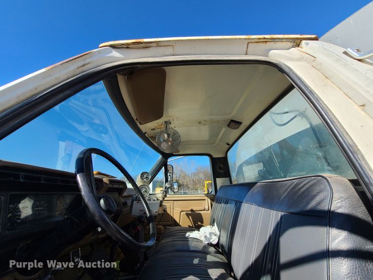 image for item HE9924 1989 Ford F700  oil distributor truck