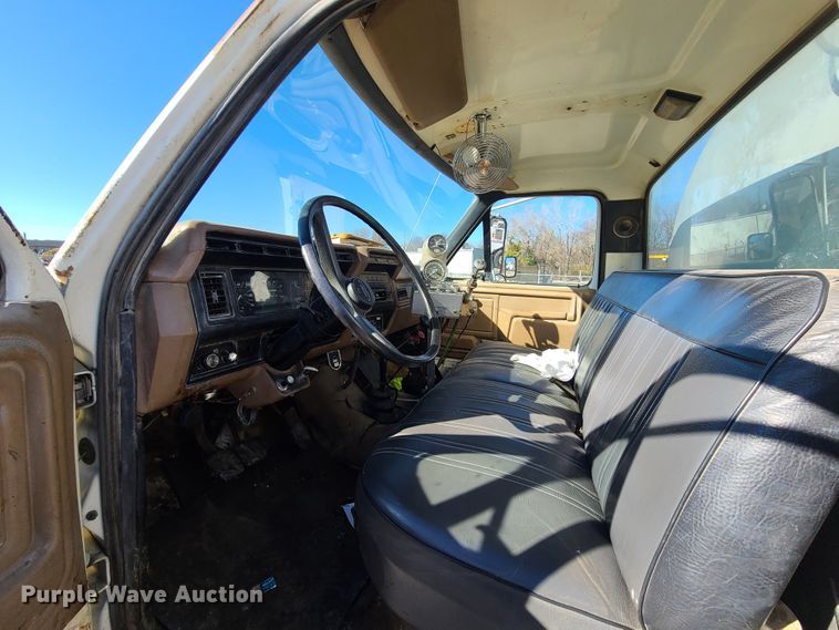 image for item HE9924 1989 Ford F700  oil distributor truck