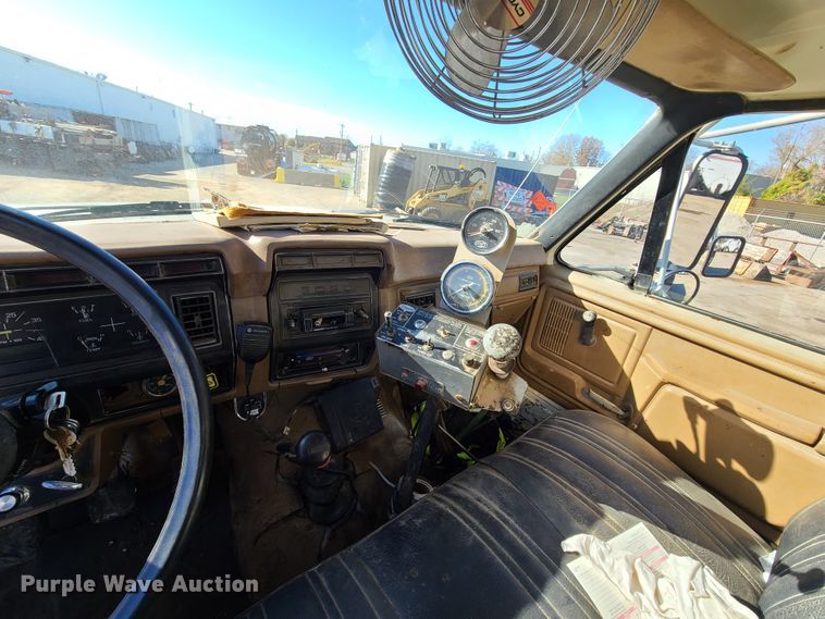 image for item HE9924 1989 Ford F700  oil distributor truck