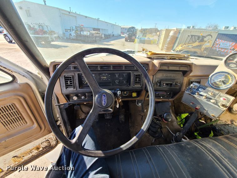 image for item HE9924 1989 Ford F700  oil distributor truck