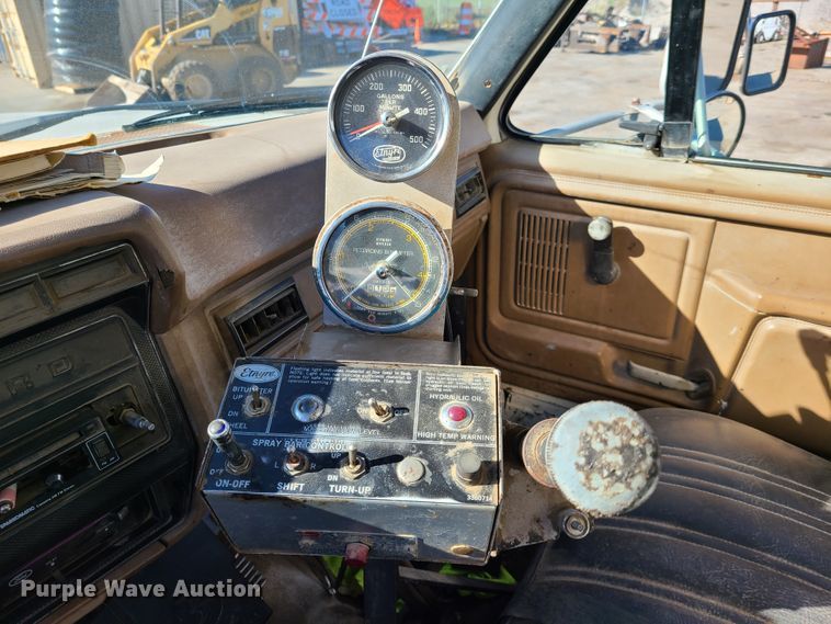 image for item HE9924 1989 Ford F700  oil distributor truck