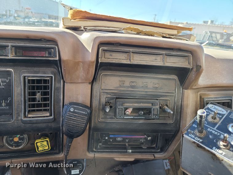 image for item HE9924 1989 Ford F700  oil distributor truck