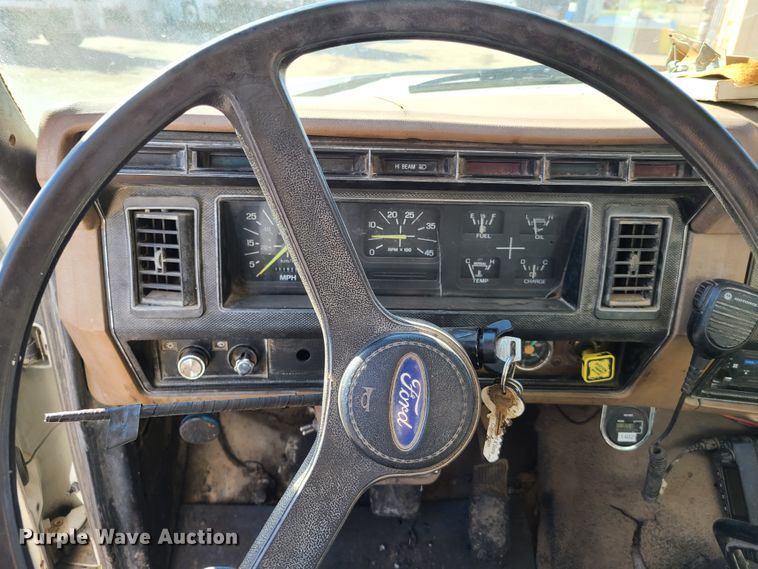 image for item HE9924 1989 Ford F700  oil distributor truck