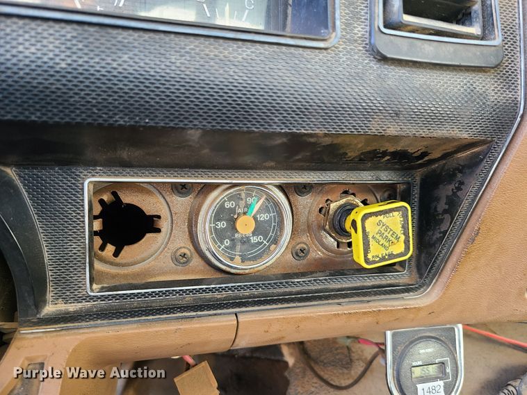 image for item HE9924 1989 Ford F700  oil distributor truck