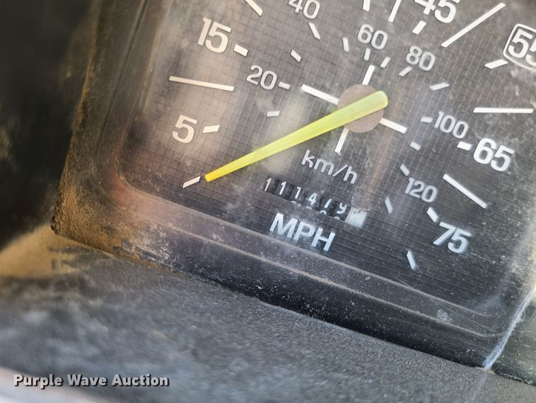 image for item HE9924 1989 Ford F700  oil distributor truck