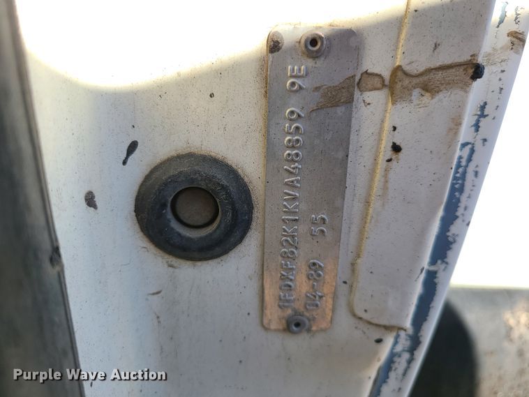 image for item HE9924 1989 Ford F700  oil distributor truck