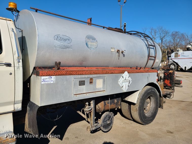 image for item HE9924 1989 Ford F700  oil distributor truck