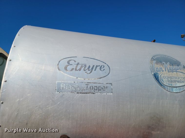 image for item HE9924 1989 Ford F700  oil distributor truck