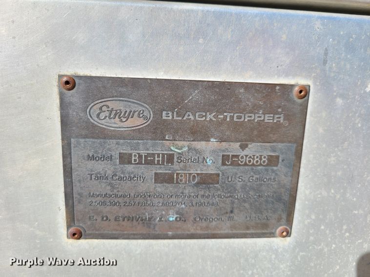 image for item HE9924 1989 Ford F700  oil distributor truck