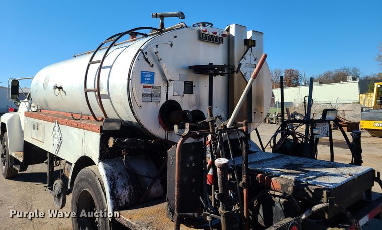 image for item HE9924 1989 Ford F700  oil distributor truck