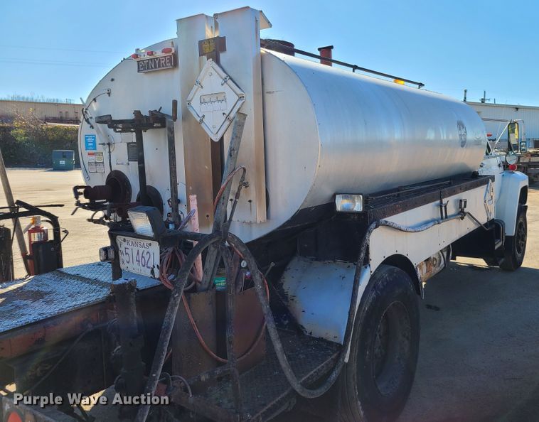 image for item HE9924 1989 Ford F700  oil distributor truck