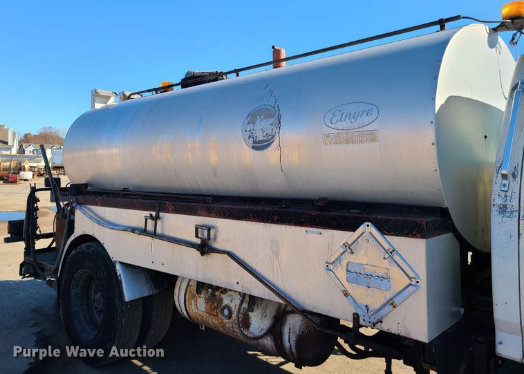 image for item HE9924 1989 Ford F700  oil distributor truck