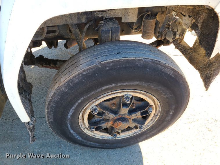 image for item HE9924 1989 Ford F700  oil distributor truck