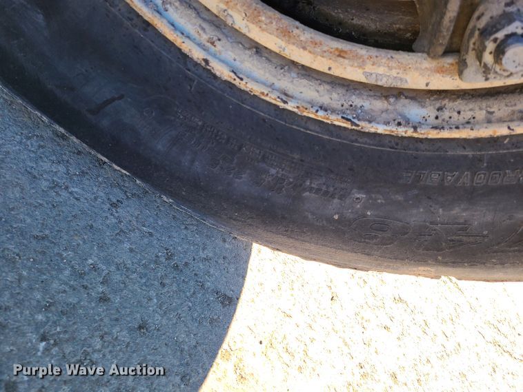 image for item HE9924 1989 Ford F700  oil distributor truck