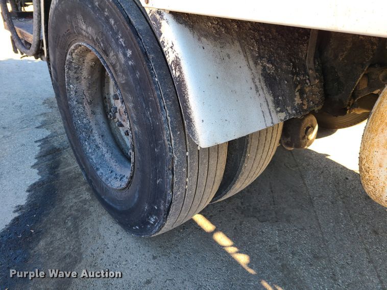 image for item HE9924 1989 Ford F700  oil distributor truck