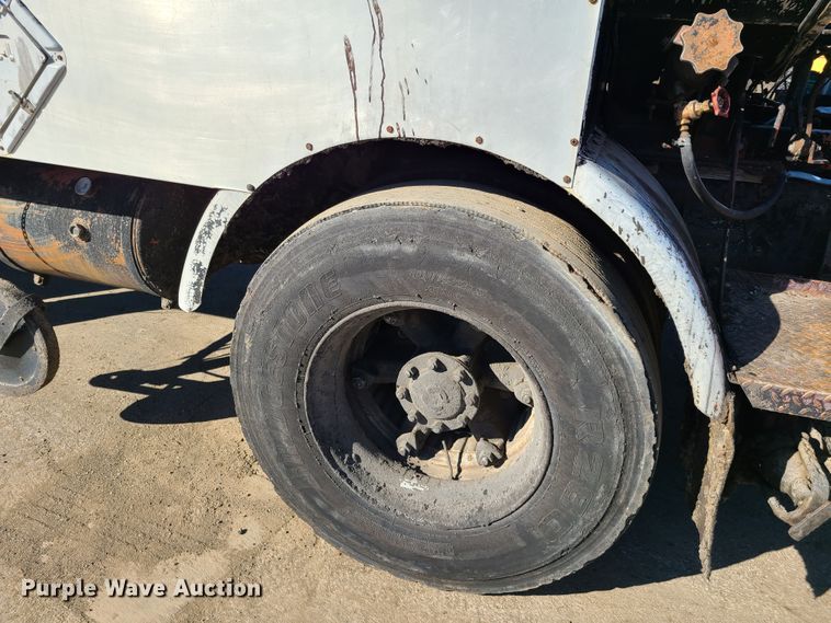 image for item HE9924 1989 Ford F700  oil distributor truck