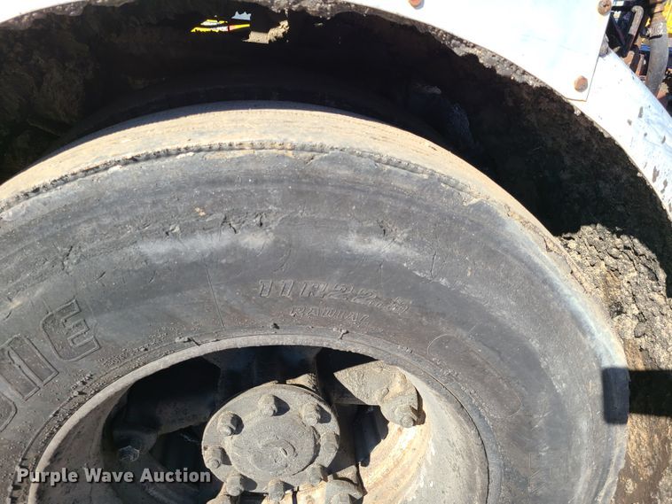 image for item HE9924 1989 Ford F700  oil distributor truck