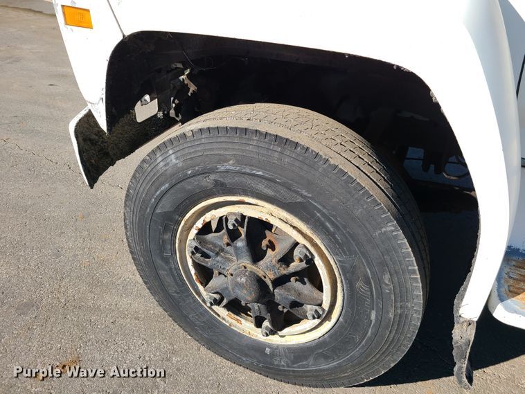 image for item HE9924 1989 Ford F700  oil distributor truck