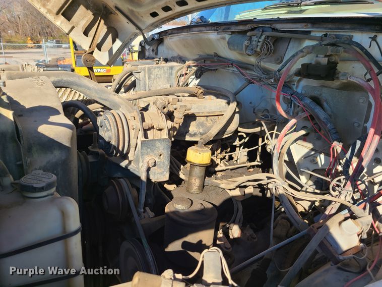 image for item HE9924 1989 Ford F700  oil distributor truck