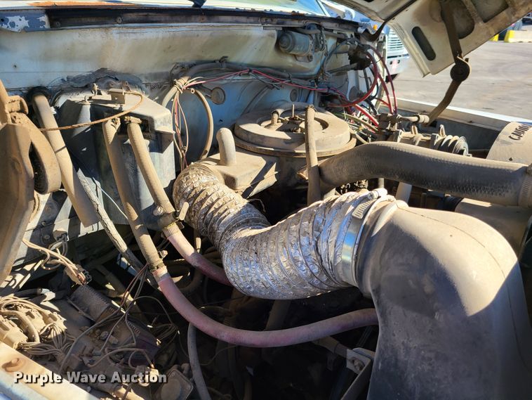 image for item HE9924 1989 Ford F700  oil distributor truck