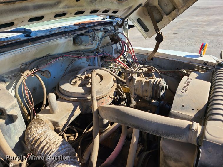 image for item HE9924 1989 Ford F700  oil distributor truck