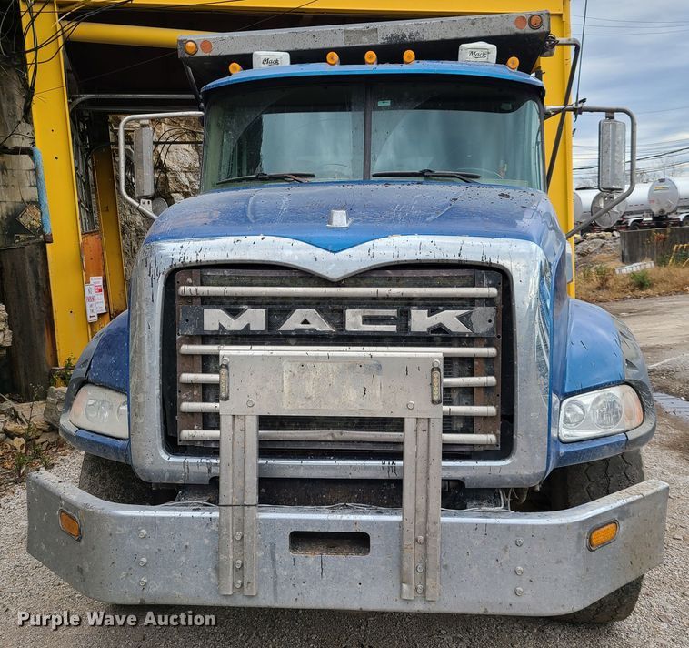 image for item HE9946 2006 Mack CT713  dump truck