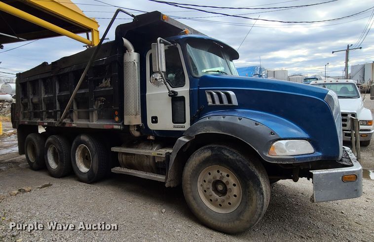 image for item HE9946 2006 Mack CT713  dump truck