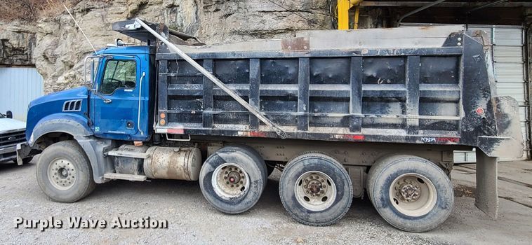 image for item HE9946 2006 Mack CT713  dump truck