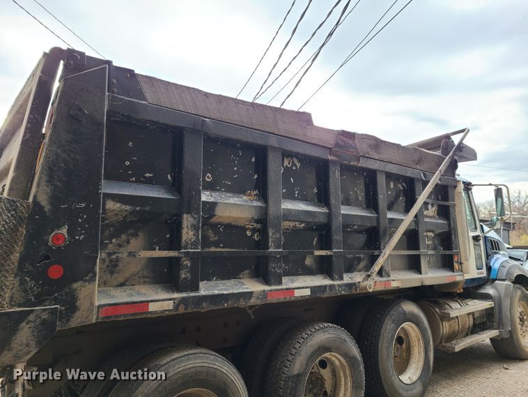 image for item HE9946 2006 Mack CT713  dump truck