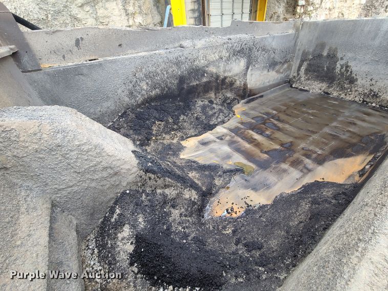 image for item HE9946 2006 Mack CT713  dump truck