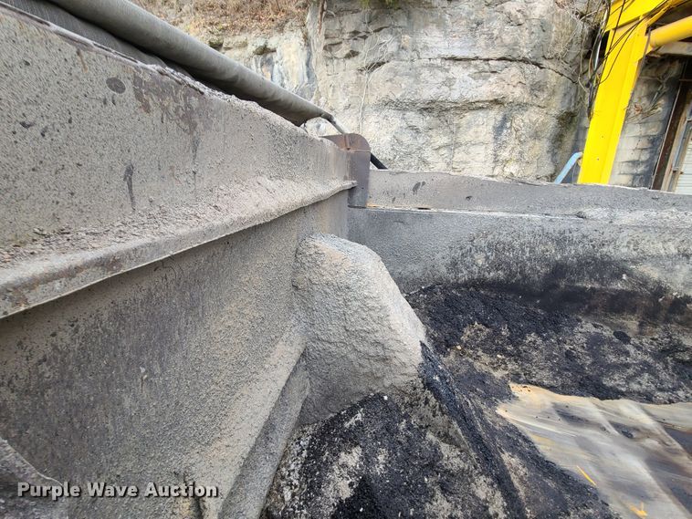 image for item HE9946 2006 Mack CT713  dump truck