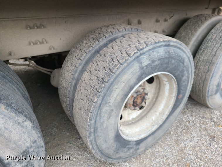 image for item HE9946 2006 Mack CT713  dump truck