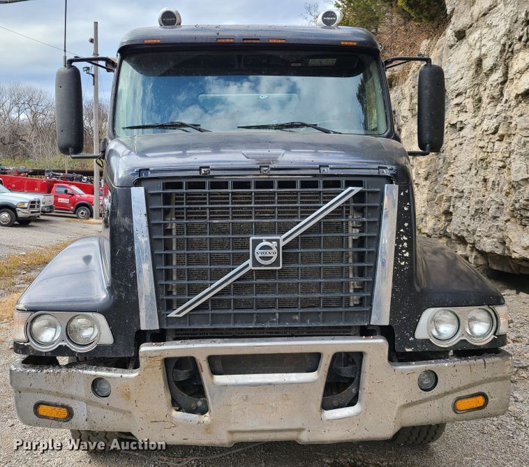 image for item HE9949 2005 Volvo VHD  live bottom truck