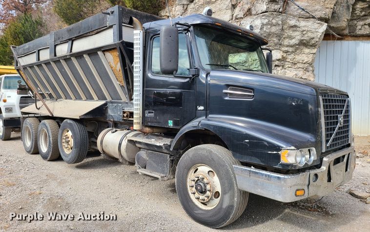 image for item HE9949 2005 Volvo VHD  live bottom truck