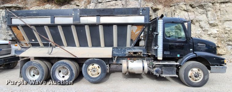 image for item HE9949 2005 Volvo VHD  live bottom truck