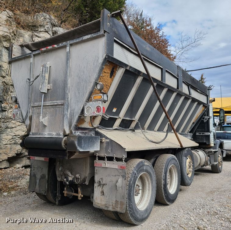 image for item HE9949 2005 Volvo VHD  live bottom truck