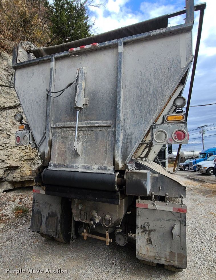 image for item HE9949 2005 Volvo VHD  live bottom truck