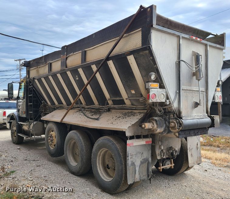 image for item HE9949 2005 Volvo VHD  live bottom truck