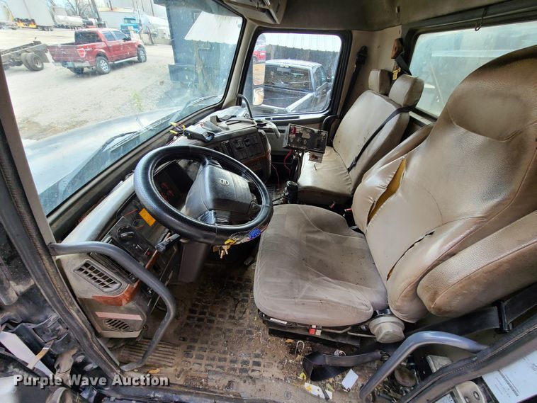 image for item HE9949 2005 Volvo VHD  live bottom truck