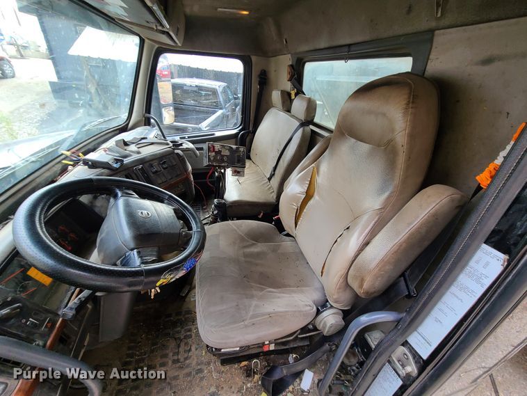 image for item HE9949 2005 Volvo VHD  live bottom truck