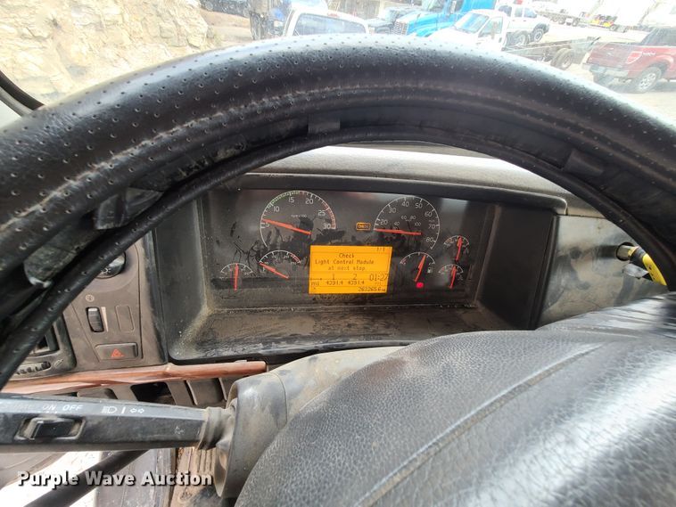 image for item HE9949 2005 Volvo VHD  live bottom truck