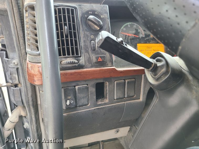 image for item HE9949 2005 Volvo VHD  live bottom truck