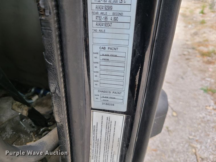 image for item HE9949 2005 Volvo VHD  live bottom truck