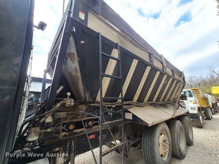 image for item HE9949 2005 Volvo VHD  live bottom truck