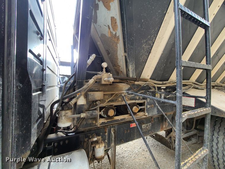 image for item HE9949 2005 Volvo VHD  live bottom truck