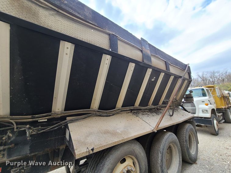 image for item HE9949 2005 Volvo VHD  live bottom truck