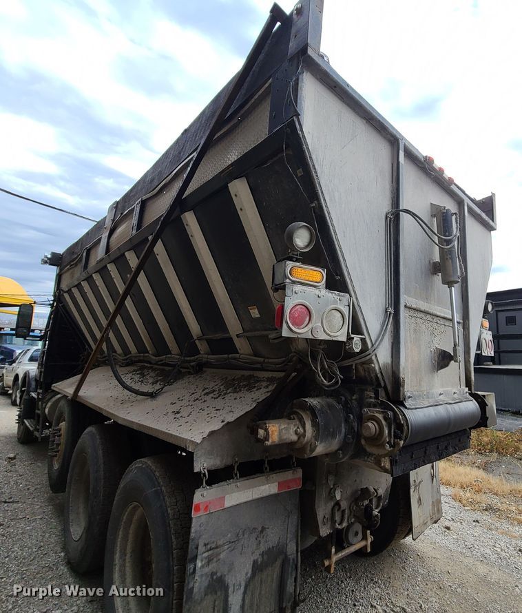 image for item HE9949 2005 Volvo VHD  live bottom truck