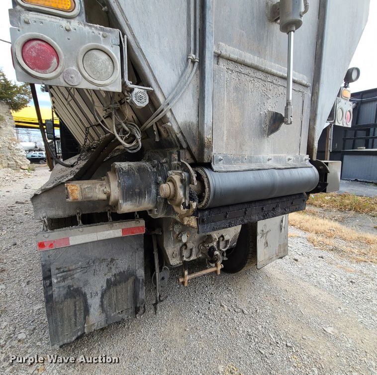 image for item HE9949 2005 Volvo VHD  live bottom truck