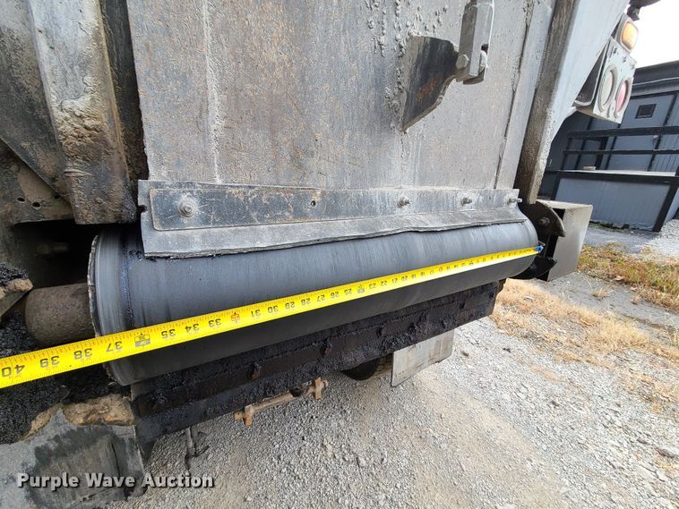 image for item HE9949 2005 Volvo VHD  live bottom truck