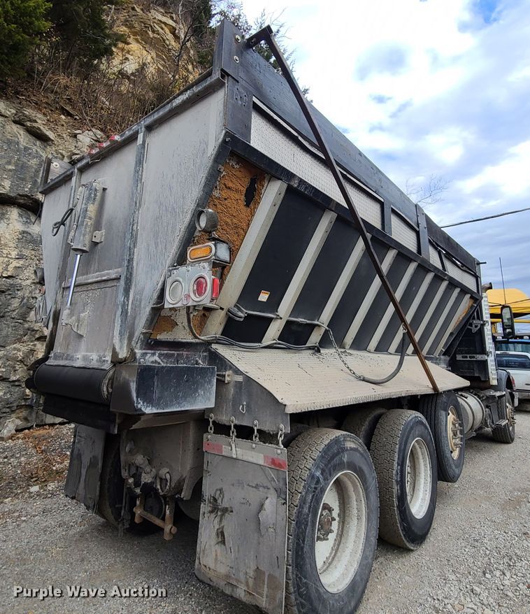 image for item HE9949 2005 Volvo VHD  live bottom truck